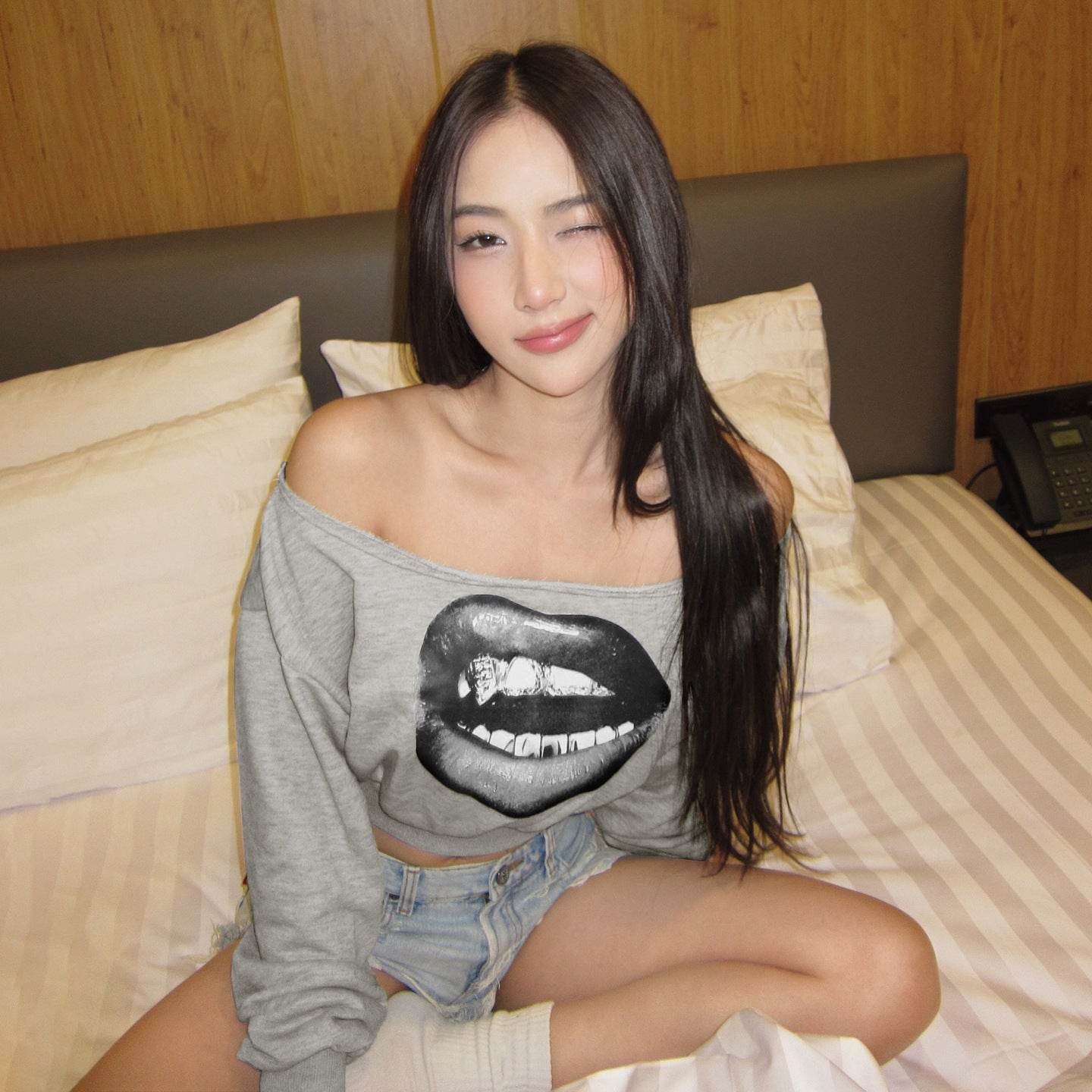 Trendy Spicy Girl One-Shoulder Sweatshirt Big Mouth Print Personality Casual Style Waist-Cinching Belly-Baring Short Long Sleeve Women's Top - IntuitiveEncBoutique